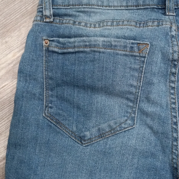 Kensie Jeans Women'd Blue Denim Cut Out Shorts Size 8 - Picture 6 of 11